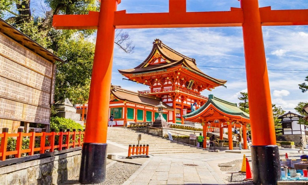 Đền Fushimi Inari Đẹp Nhất Giờ Nào? Khung Giờ Ít Người, Góc Chụp Nghìn Cổng Torii Và Hết Bao Lâu