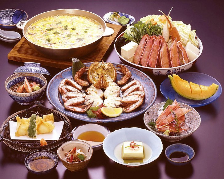 So sánh bốn loại cua Hokkaido bày cạnh nhau trên bàn