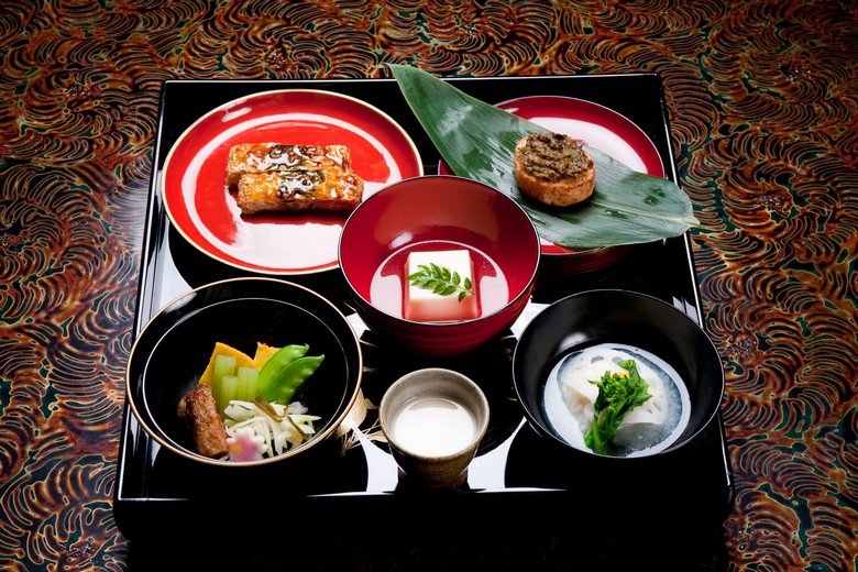 Mâm cơm chay nhà chùa shojin ryori nhiều món nhỏ bày trên khay gỗ ở Kyoto
