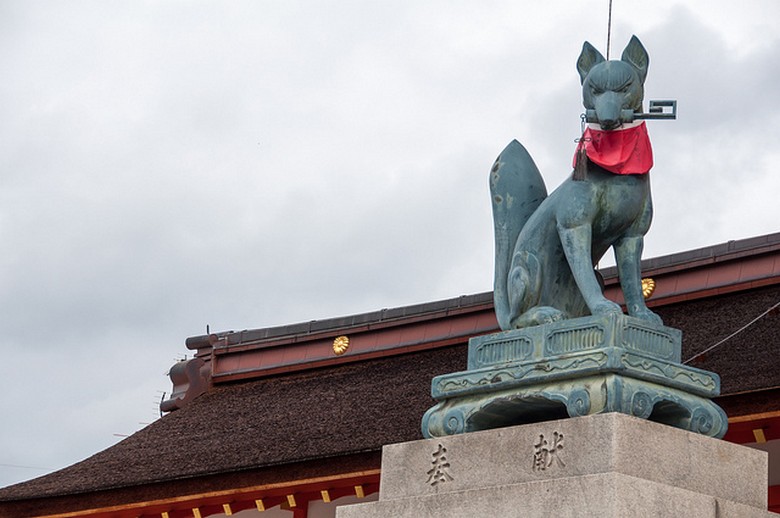Tượng cáo kitsune ngậm chìa khóa trước đền Fushimi Inari