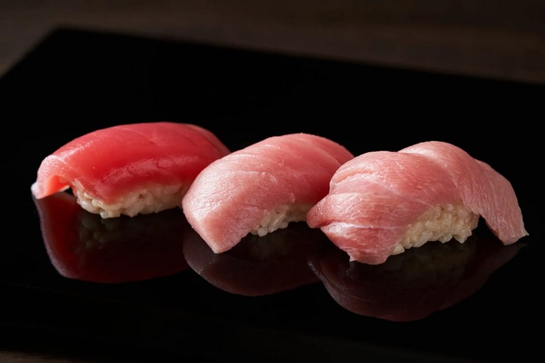 Cận cảnh đĩa nigiri cá ngừ otoro, cá hồi và trứng cá hồi ikura