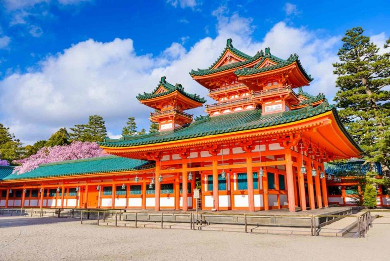 Kiến trúc đỏ son rực rỡ của đền Heian-jingu nhìn từ sân trong
