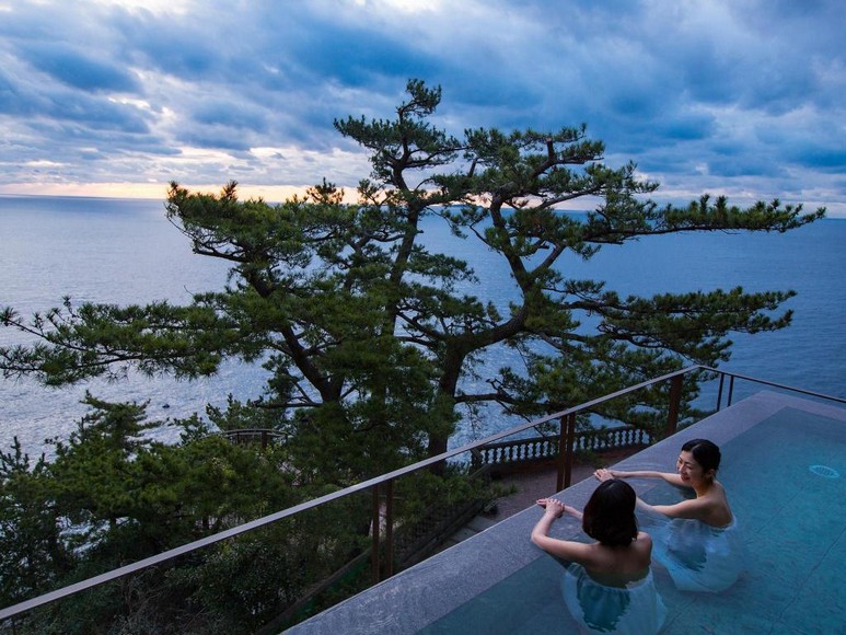 Bồn tắm onsen ngoài trời nhìn ra biển ở Atami
