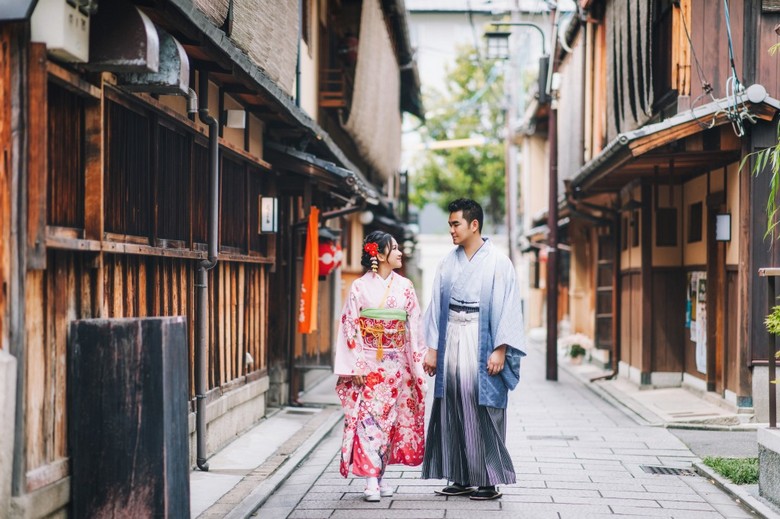 Cặp đôi mặc kimono chụp ảnh trên con phố lát đá ở Gion, Kyoto