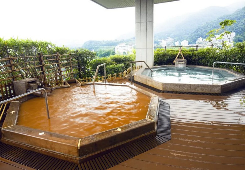 Nước onsen Kinsen màu nâu đỏ đặc trưng của Arima