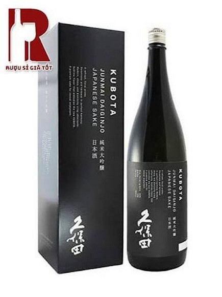 Cận cảnh nhãn chai sake ghi hạng junmai daiginjo và độ xát gạo