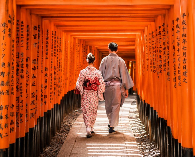Cặp đôi chụp ảnh trước cổng torii đỏ đền Fushimi Inari, Kyoto