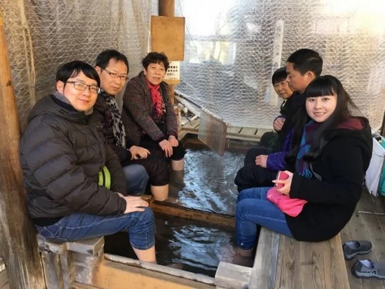 Gia đình nhiều thế hệ ngâm chân onsen ấm áp giữa khung cảnh tuyết trắng