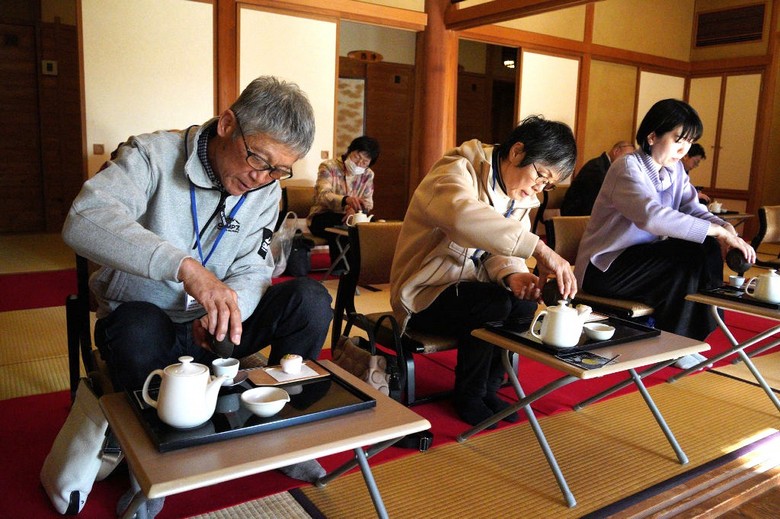 Khách lớn tuổi ngồi nghỉ chân tại quán trà ven con dốc cổ ở Kyoto