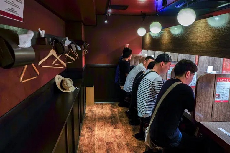 Quầy ngồi ăn ramen kiểu counter với khách bản địa đang xếp hàng