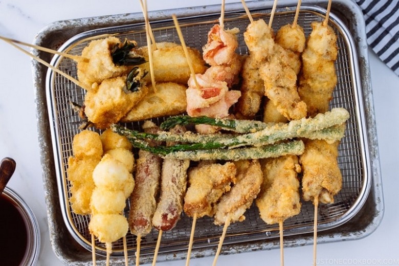 Đĩa kushikatsu xiên chiên giòn ở khu Shinsekai