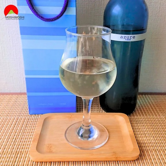 Ly sake ginjo ướp lạnh rót ra ly thủy tinh trong