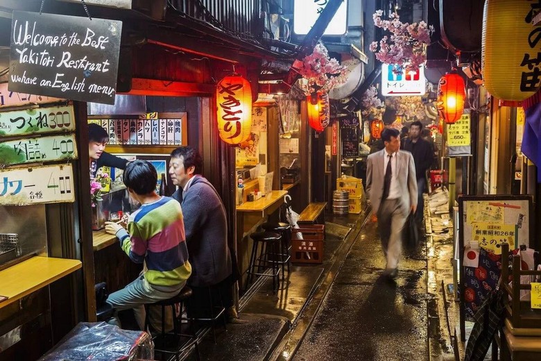 Một dãy quán ăn bình dân sáng đèn trong hẻm nhỏ ở Tokyo