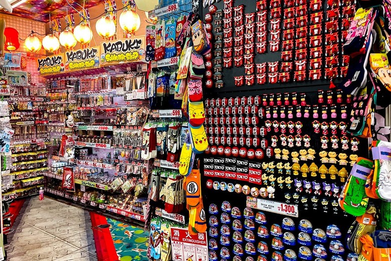 Một góc cửa hàng Don Quijote chật kín hàng hóa ở Tokyo