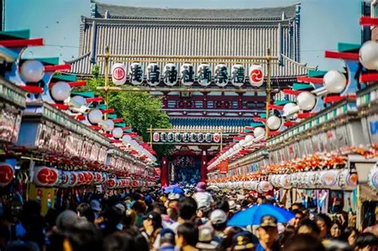 Phố Nakamise ở Asakusa nhìn từ xa về phía cổng chùa Kaminarimon, hai bên hàng ăn vặt đông khách