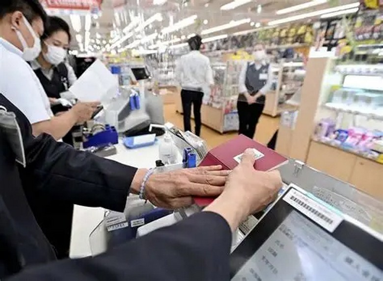 Khách xuất trình hộ chiếu tại quầy thanh toán để làm miễn thuế
