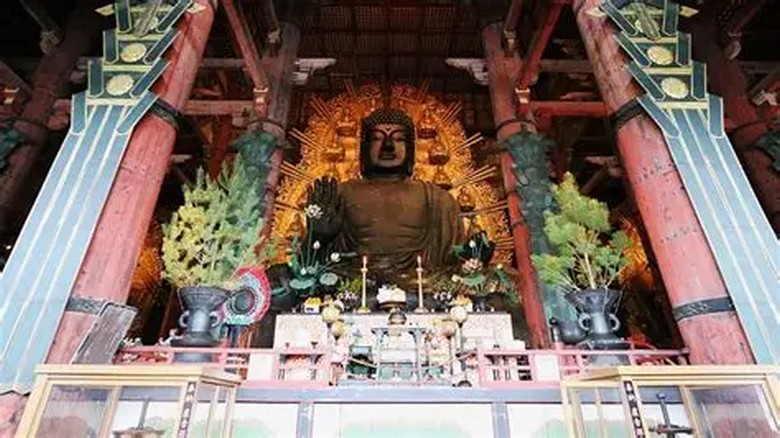 Tượng Phật khổng lồ Daibutsu bên trong điện Daibutsuden của đền Todaiji
