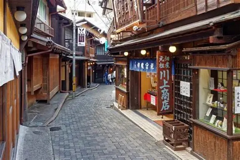 Phố cổ Arima Onsen với con dốc Yumoto-zaka và nhà gỗ truyền thống