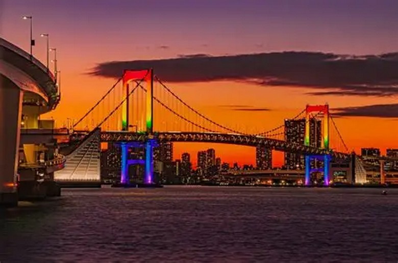 Cầu Cầu Vồng Tokyo lên đèn nhìn từ bãi biển Odaiba buổi tối