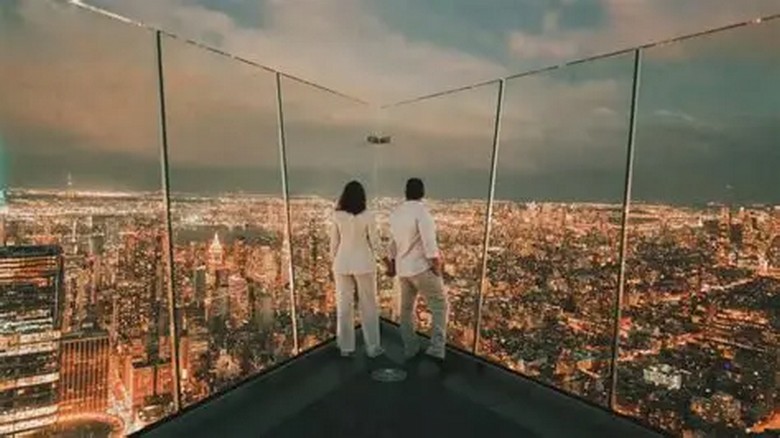 Cặp đôi ngắm hoàng hôn Tokyo từ sân thượng lộ thiên Shibuya Sky