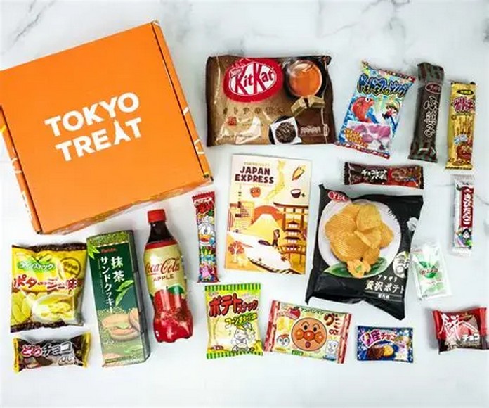Bày trí các sản phẩm quà đặc trưng Nhật: bánh Tokyo Banana, KitKat matcha, snack Calbee, nước tương Kikkoman, và các hộp bánh truyền thống