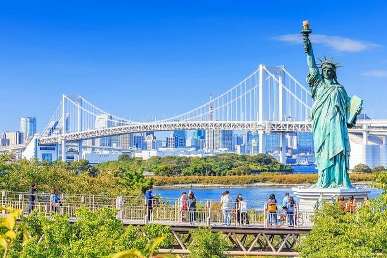 Bãi biển nhân tạo Odaiba với tượng Nữ thần Tự do và đường chân trời Tokyo