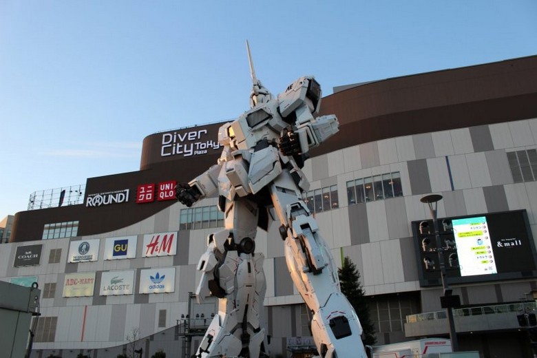 Tượng Unicorn Gundam khổng lồ trước trung tâm DiverCity ở Odaiba