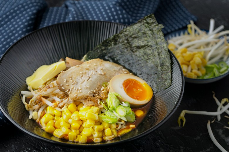 Bát miso ramen Sapporo có ngô và bơ, sợi mì vàng xoăn