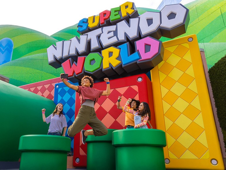 Nhóm bạn vui chơi ở khu Super Nintendo World trong Universal Studios Japan, Osaka