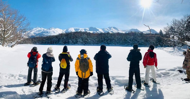Nhóm bạn trẻ chụp ảnh nghịch tuyết ở Hokkaido vào mùa đông