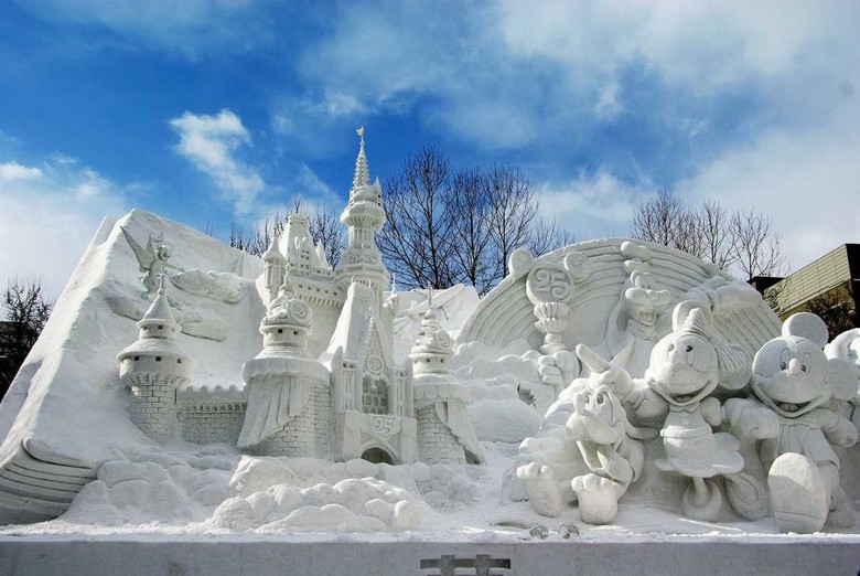 Tượng tuyết khổng lồ tại Lễ hội Tuyết Sapporo Odori Park 