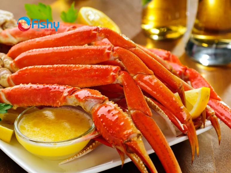 Đĩa chân cua tuyết Hokkaido luộc đỏ au bày trên khay gỗ