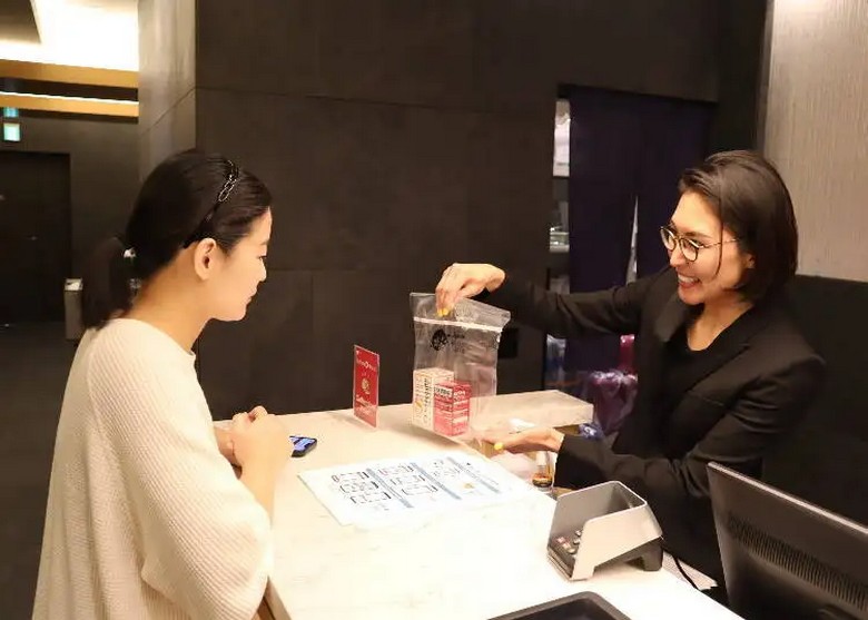 Đồ tiêu dùng được nhân viên niêm phong trong túi miễn thuế