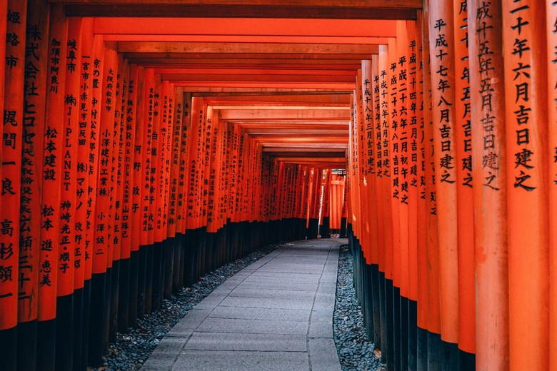 Cổng torii khắc tên người cung tiến mặt sau màu đen