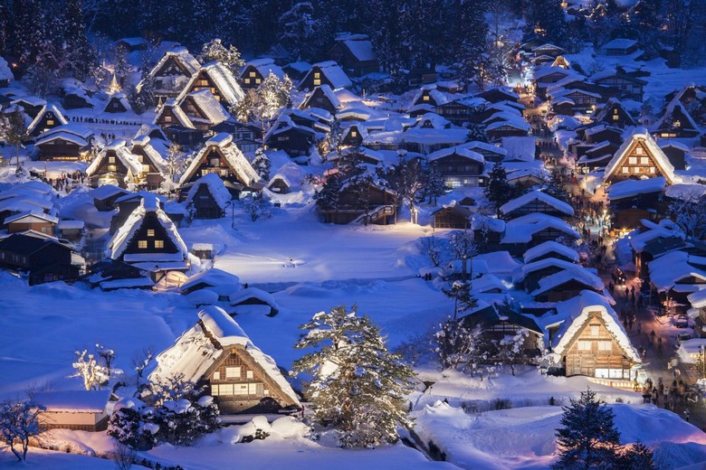 Làng cổ Shirakawa-go mái nhà phủ tuyết trắng vào mùa đông