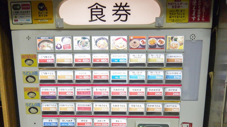 Máy bán vé shokken-ki trong một quán ramen Nhật, giao diện có nút bấm kèm hình món ăn