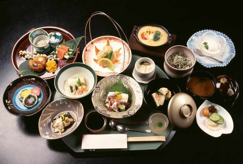 Bữa ăn kaiseki truyền thống Nhật Bản với nhiều món nhỏ bày trên khay gỗ