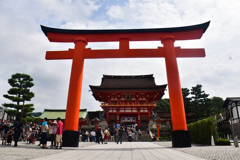 Cổng torii đỏ khổng lồ trước đền Heian ở Kyoto