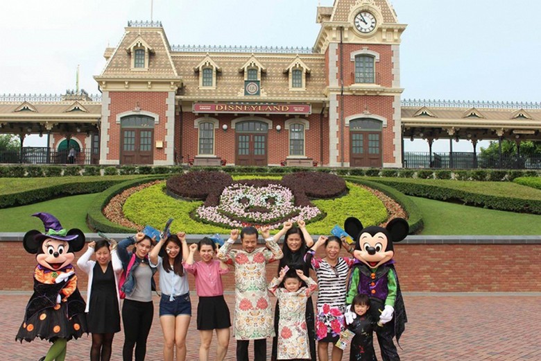  Gia đình Việt cùng con nhỏ chụp ảnh trước lâu đài ở Tokyo Disneyland