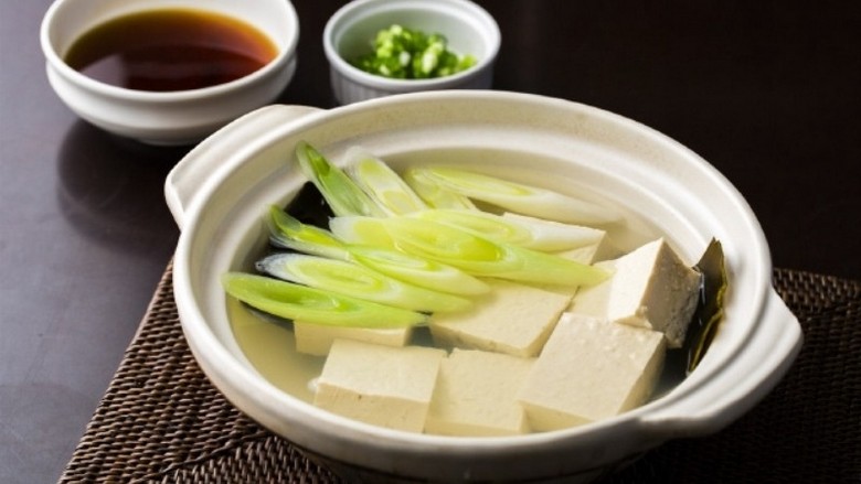 Đậu phụ luộc yudofu nóng trong nồi đất, món chay phổ biến ở Kyoto