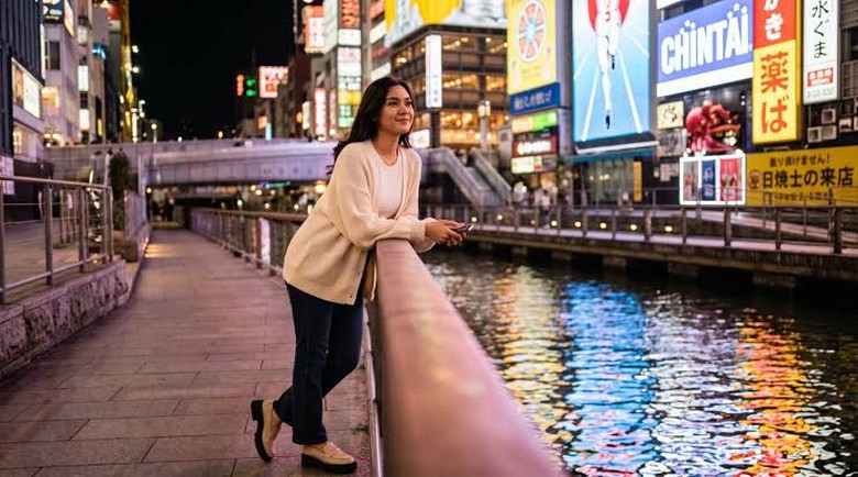 Du khách nữ đi một mình dạo phố Dotonbori Osaka về đêm