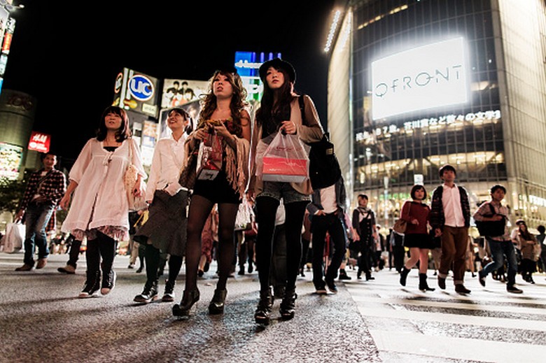 Nhóm bạn trẻ chụp ảnh ở ngã tư Shibuya đông đúc về đêm ở Tokyo