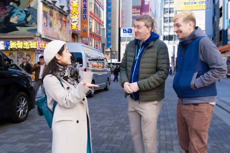 Hướng dẫn viên người Việt đang hướng dẫn đoàn khách tại một ga tàu ở Tokyo