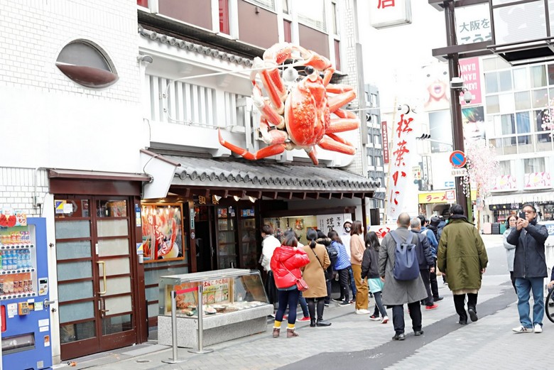 Khách check in biển hiệu con cua Kani Doraku ở Dotonbori