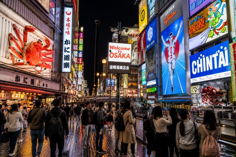 Khách du lịch dạo phố ở Osaka buổi tối