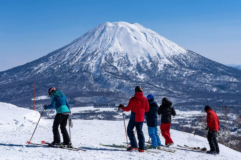 Khách du lịch mặc đồ tuyết đầy đủ tại Hokkaido
