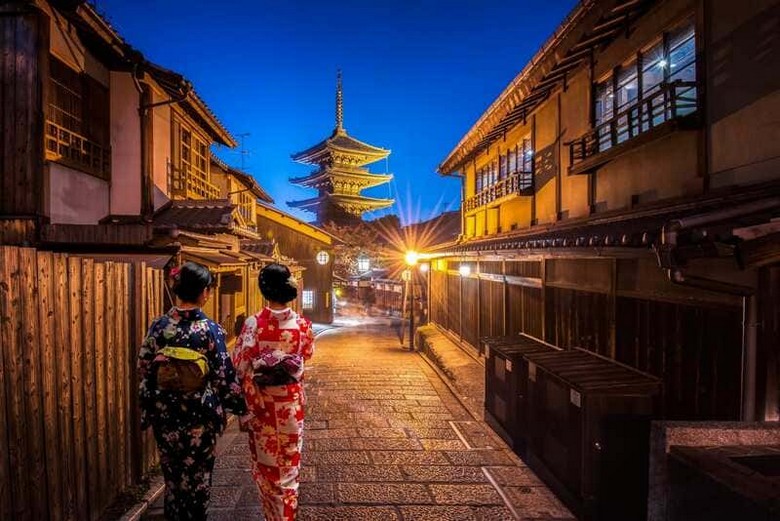 Maiko mặc kimono đi trên phố Gion lúc chập tối