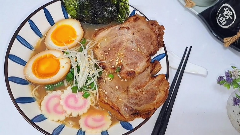  Tô ramen tonkotsu đẹp mắt với trứng lòng đào, thịt xá xíu và hành lá, chụp từ trên xuống