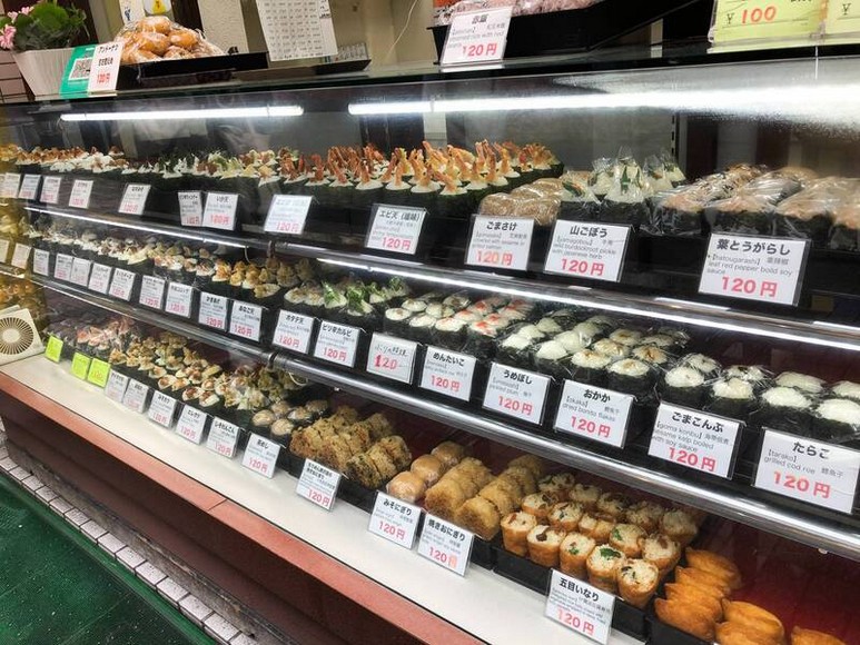 Kệ cơm nắm onigiri và đồ ăn trong một cửa hàng tiện lợi ở Nhật