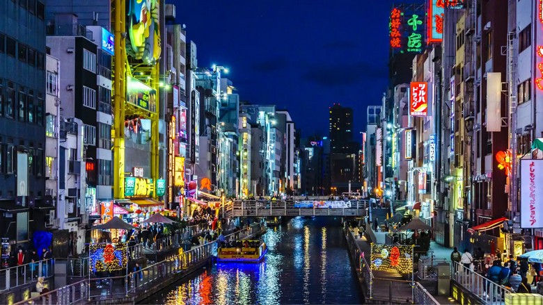 Phố mua sắm Shinsaibashi ở Osaka đông khách